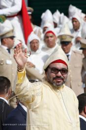 Image du Maroc Professionnelle de  SM Le roi Mohammed VI, accompagné par le prince héritier, Moulay Hassan ainsi que de son frère, le prince Moulay Rachid, salue la foule alors qu'il se trouvait dans une limousine lors d'une cérémonie d'allégeance marquant le 19e anniversaire de son accession au trône, au palais du roi à Tétouan, mardi 31 juillet 2018. (Photo / Abdeljalil Bounhar)